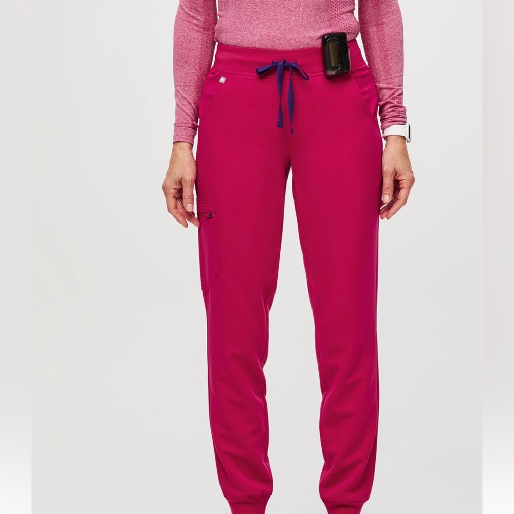 Zamora scrub pant in ultra rose and size medium